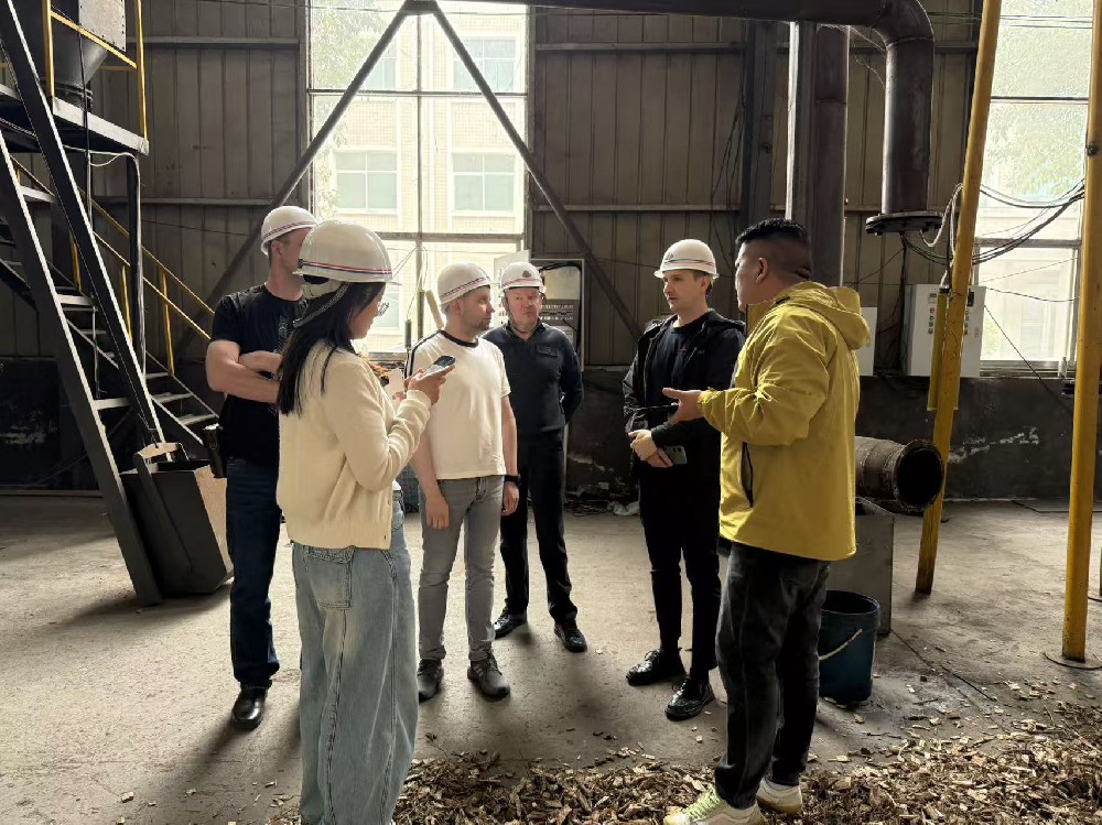 俄罗斯客户一行四人到厂参观定制生物质气化炉，用于冶金